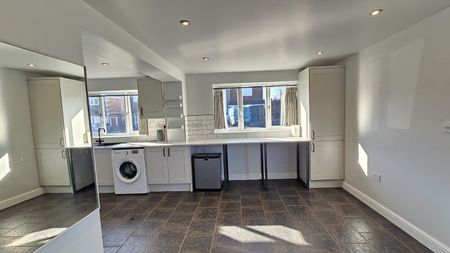 Four bedroom Detached House - Photo 5