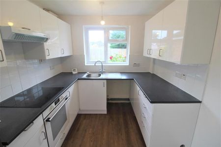 2 bedroom semi-detached bungalow to rent - Photo 5