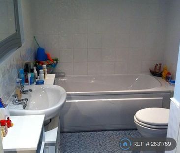 1 bedroom in a house share to rent - Photo 3