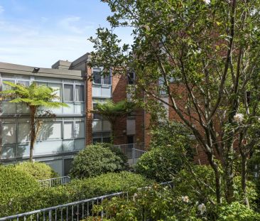 Quiet, rear of complex apartment - Photo 5