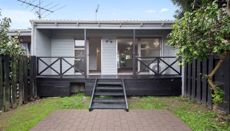 Spacious 2 Bedroom Unit Fresh, Sunny & Move In Ready - Photo 2