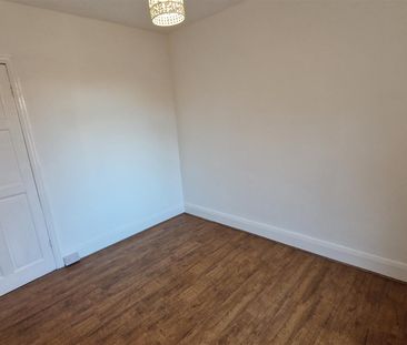 2 bed flat to rent in Whitefield Terrace, Heaton - Photo 1