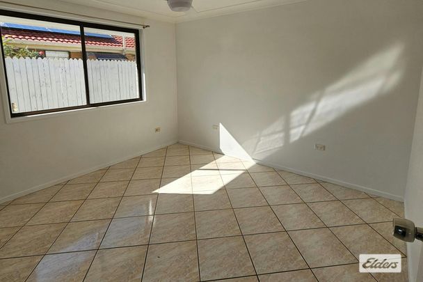 TILED 3 BEDROOM - LESS THAN 5 MIN WALK TO WATERFRONT - Photo 1