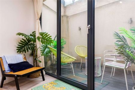 Charming and spacious one bedroom apartment with a patio. - Photo 5