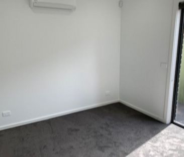 Reverse Living Townhouse - Photo 2