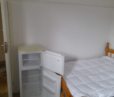 1 bedroom in a flat share to rent - Photo 2