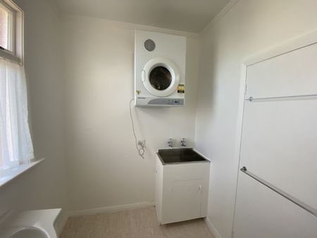 Tidy 3 Bedroom Home - Photo 3