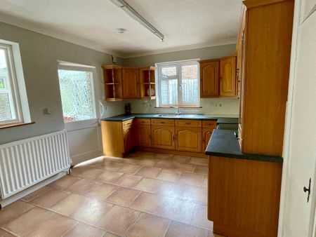 3 bedroom detached bungalow to rent - Photo 5