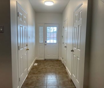 For Lease - 454 Wisteria Crescent, Hunt Club - Windsor Park Village... - Photo 3