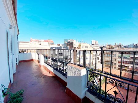 Soleado dúplex con terraza en calle Girona, Barcelona - Photo 2