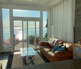 Beautiful, unique pet friendly Oceanfront 1 bdrm - Photo 3