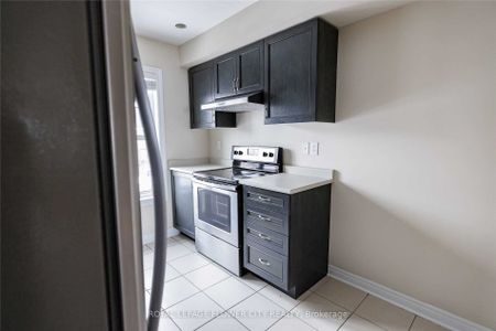 Condo Townhouse For Lease | W8120304 - Photo 2