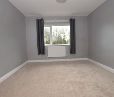 3 Bedroom Semi-Detached House - Photo 3