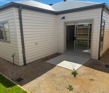 $570 PW. - AVAIL NOW - Photo 2