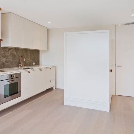 Immaculate, Sunlit One Bedroom Apartment - Photo 3