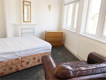 3 bedroom flat to rent - Photo 3