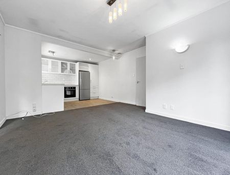 Sunny north-west facing apartment - Photo 3