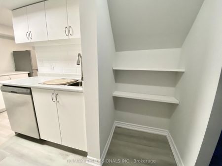 77 Roseneath Crescent #Lower - Photo 5