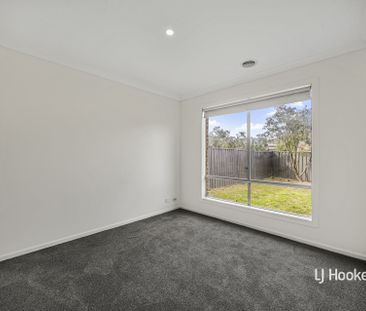 11 Grovedale Way, Manor Lakes VIC, Belconnen - Photo 2
