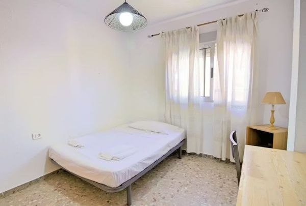 Carrer de Xalans, Valencia, Valencian Community 46022 - Photo 1