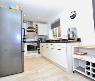 3 bedroom semi-detached house to rent - Photo 6