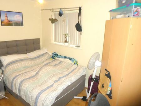 5 bedroom semi-detached house to rent - Photo 2