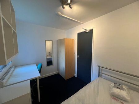 1 bedroom in a house share to rent - Photo 2