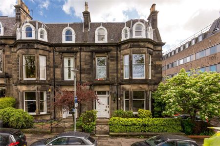 A truly spectacular three bedroom ground floor garden flat, which has undergone an extensive refurbishment, so is presented to the market in excellent condition. - Photo 3