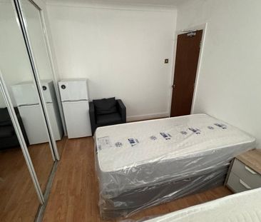 Room in a Shared House, Netherfield Gardens, IG11 - Photo 3