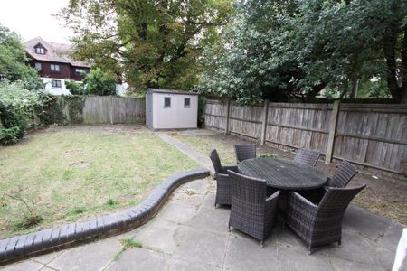 5 Bed End Terrace, Bembridge Close, NW6 - Photo 2