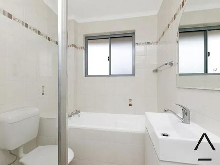 Conveniently Located, Sun-Filled Two Bedroom Apartment With Sensational Leafy And District Views, Only Moments To Shops, Cafes And Transport - Photo 5