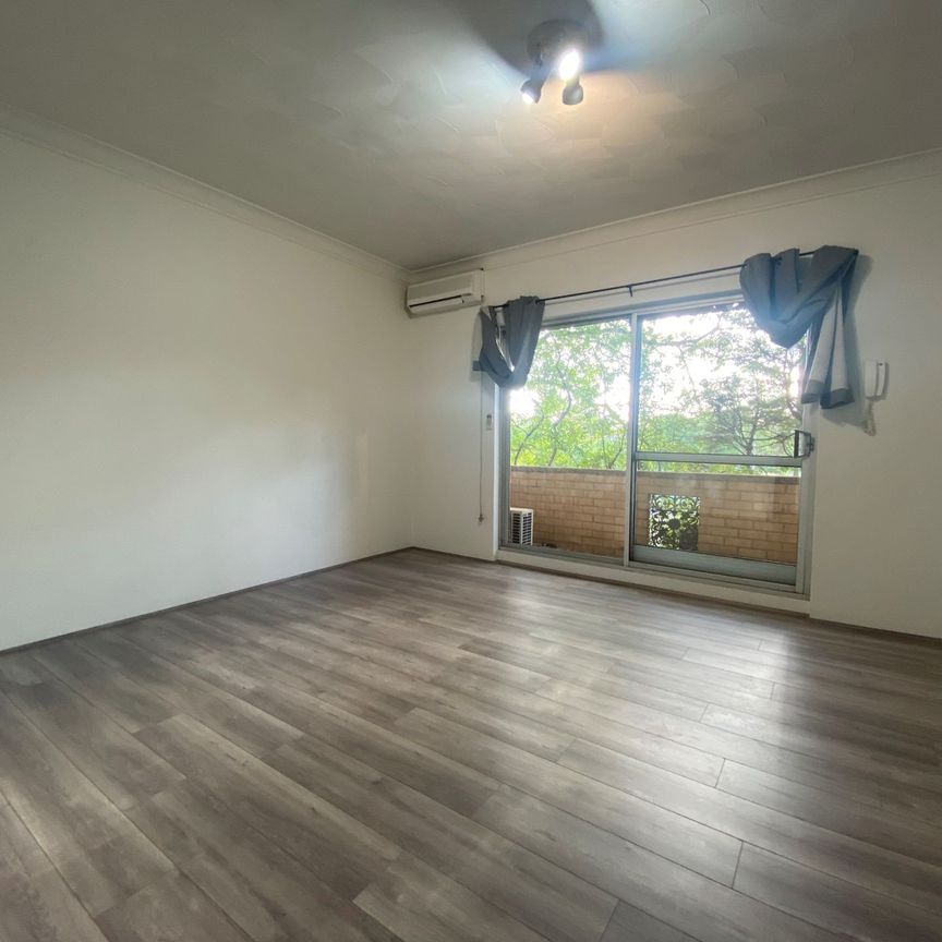 LOCATION, LOCATION, LOCATION! - Photo 1