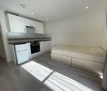 Studio Flat, Canute Road, SO14 - Photo 3