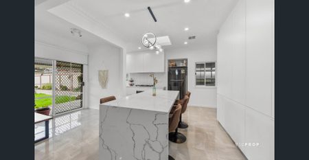 Beautiful Home with Self-Contained Bungalow – Perfect Flexibility for Families - Photo 3