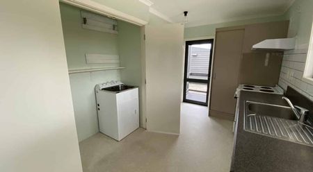 Private & Sunny 2 Bedroom Cottage Close to The Base - Photo 3