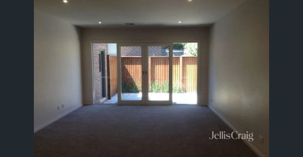 LARGE FOUR BEDROOM TOWNHOUSE IN THE HEART OF ELTHAM - Photo 1