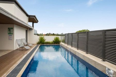 “Spacious & Modern Unit – Steps to Indooroopilly Shops, Cafés & Transport” - Photo 2
