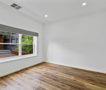 Charming, Fully Refreshed 3-Bedroom Home in a Prime South Melbourne... - Photo 5