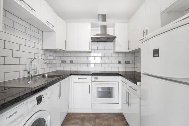 2 bedroom flat to rent - Photo 1