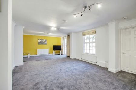 8 bed detached house to rent in Slough Road, Iver, SL0 - Photo 4