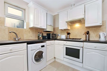 Three bedroom ground floor flat with a private garden. - Photo 4