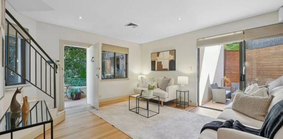 MODERN TOWNHOUSE IN CONVENIENT LOCATION! - Photo 2