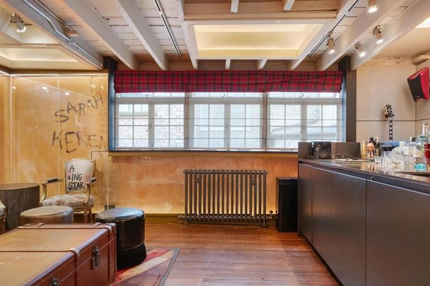 A duplex mews apartment located in the vibrant Denmark Street, paying homage to the electric history of punk rock. - Photo 1