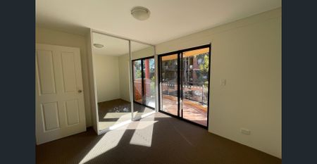 TWO BEDROOM APARTMENT MINUTES WALK TO THE STATION AND SHOPPING CENTRE! - Photo 3