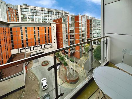 2 bedroom flat to rent - Photo 2