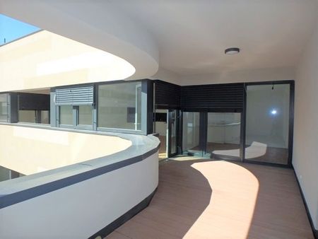 Moderne 2-Zimmer Wohnung mit Lift, großer Loggia und Garagenplatz - Photo 4