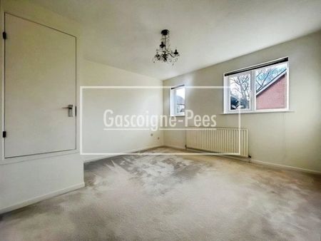 The Orchard, Lightwater, Surrey, GU18 - Photo 2