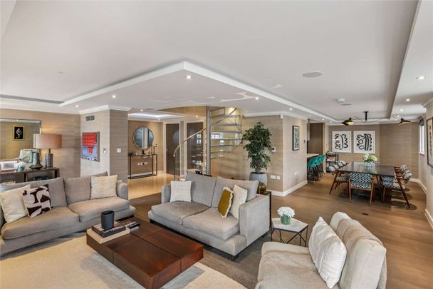 Outstanding duplex Penthouse apartment in a small boutique development close to Oxford Street & Marylebone High Street. - Photo 1