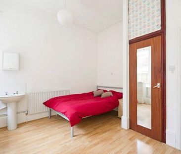 3 bedroom flat to rent - Photo 2