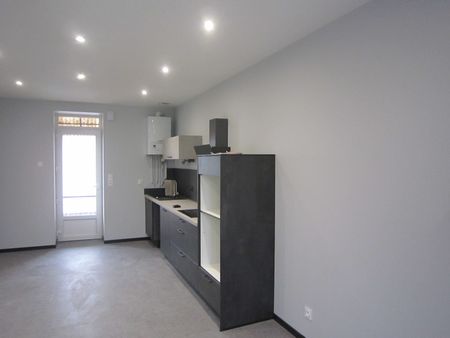 Location Appartement 3 pièces 58m² POUILLY SOUS CHARLIEU 42720 - Photo 3